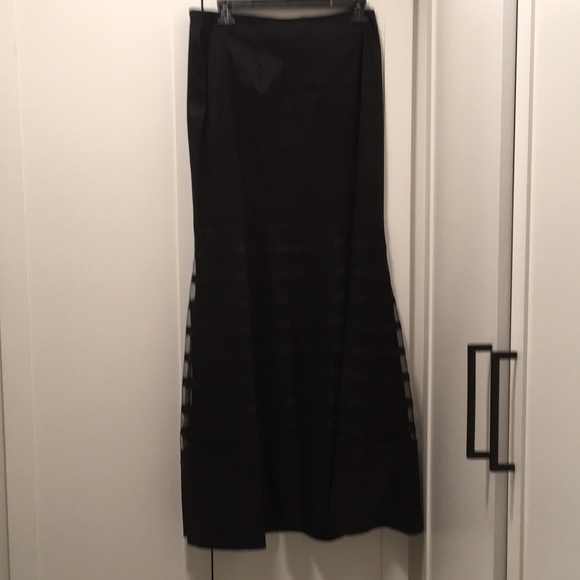 Black, mid-sleeve top and long matching skirt. - Picture 3 of 8
